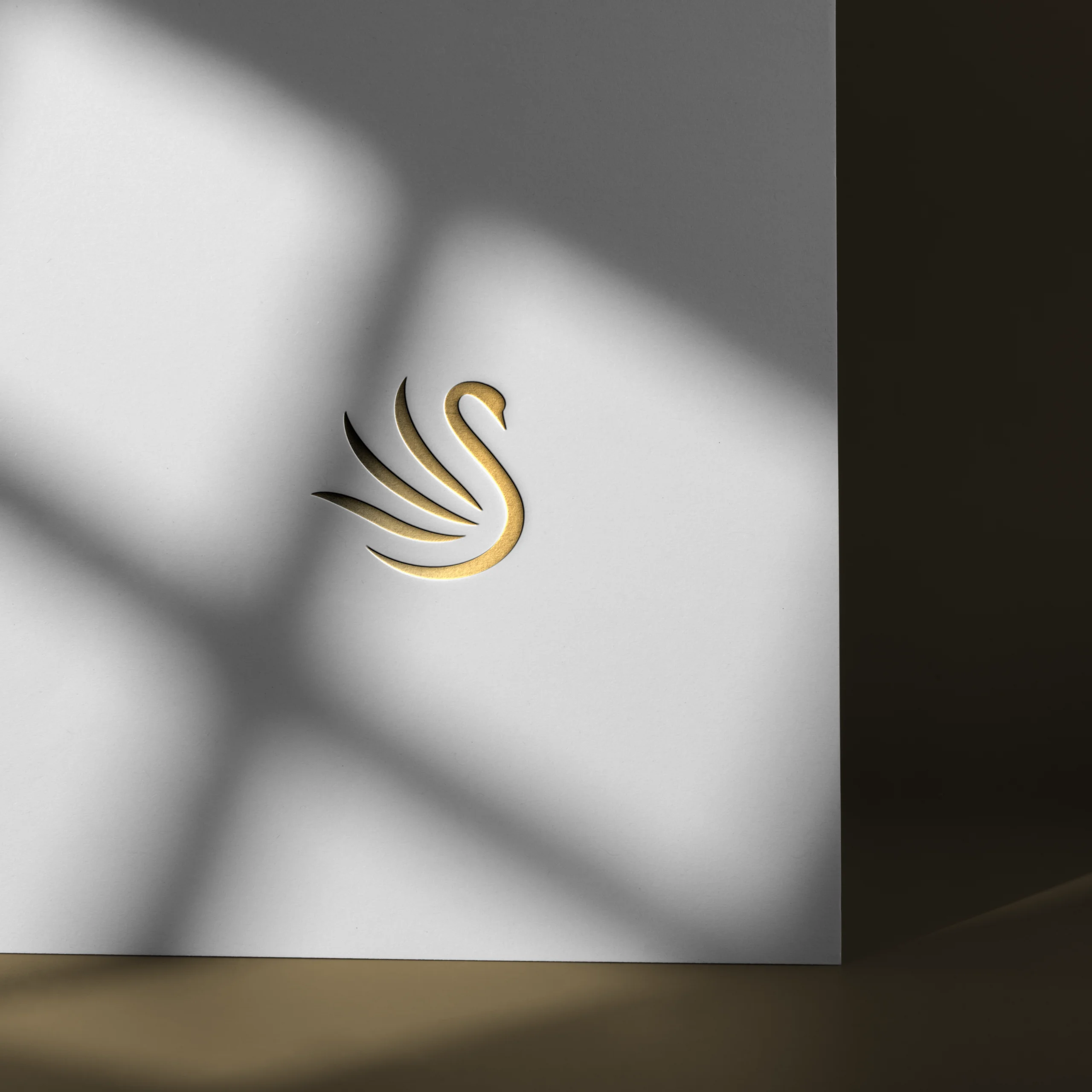 Mockup avec le logo en doré sur un papier blanc pour une identité visuelle pour coach