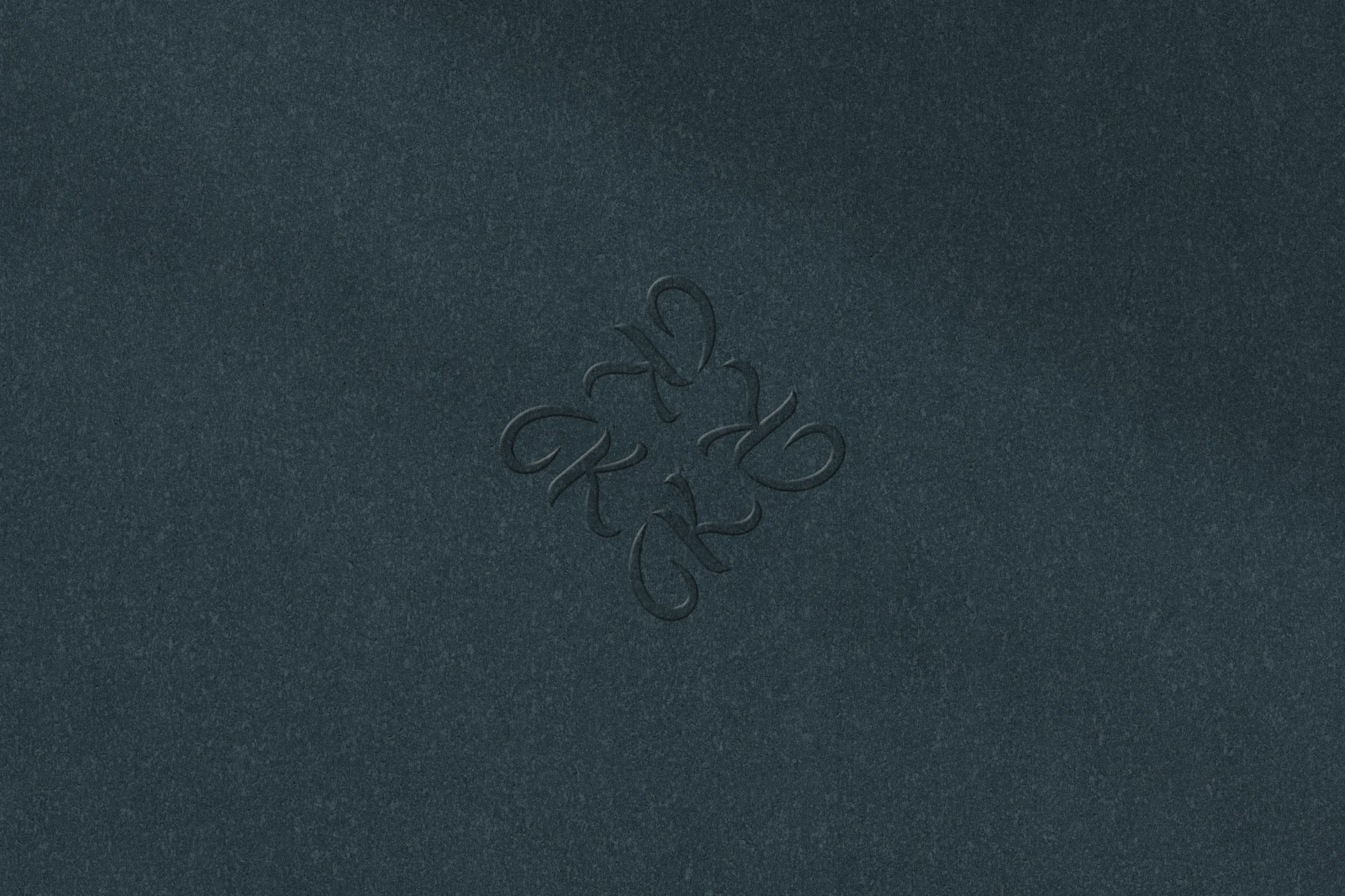 Mockup de papier gaufré avec le symbole de Kareva réalisé pour une identité visuelle pour wedding planner