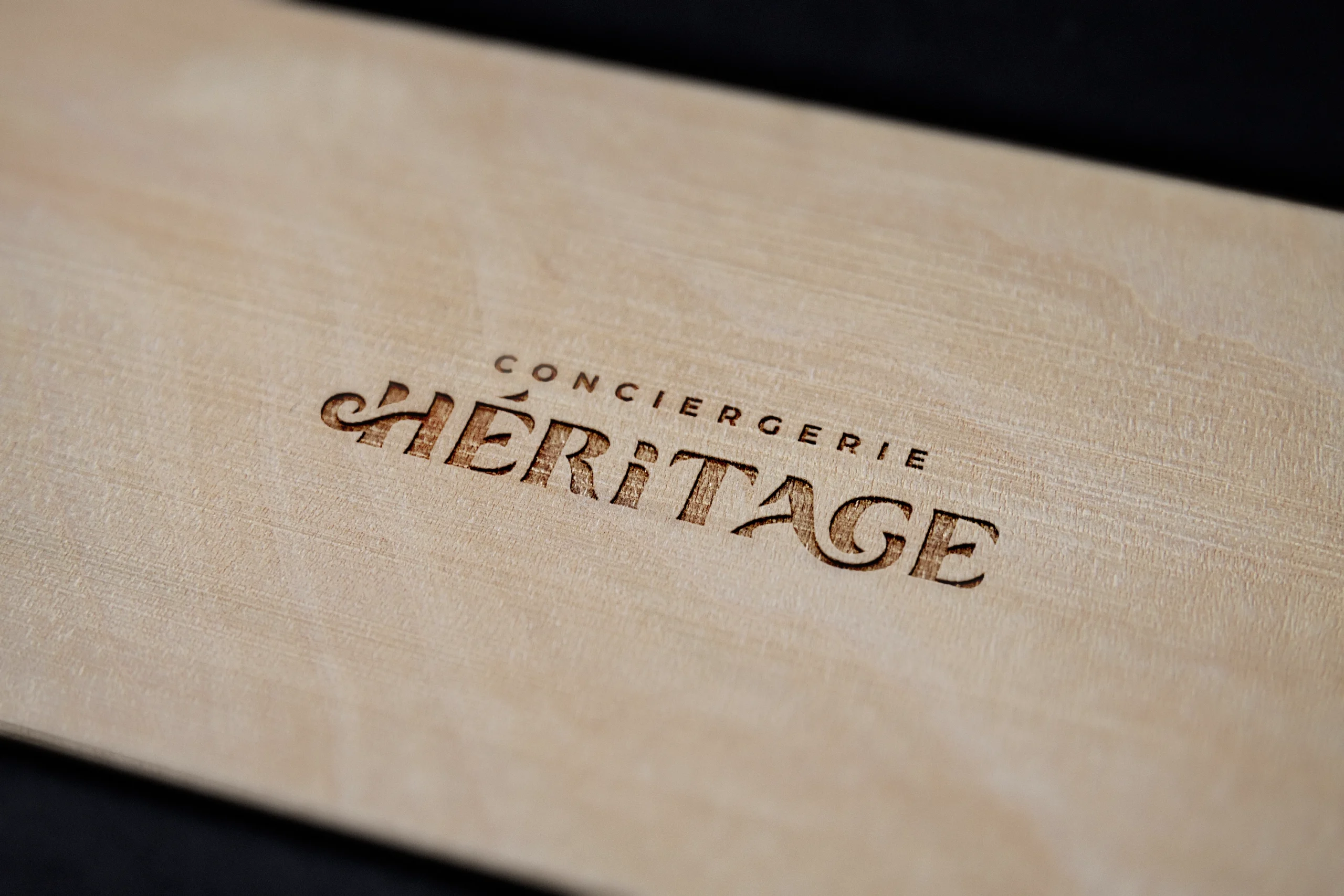 Gravure bois avec identité visuelle, logo de la conciergerie héritage