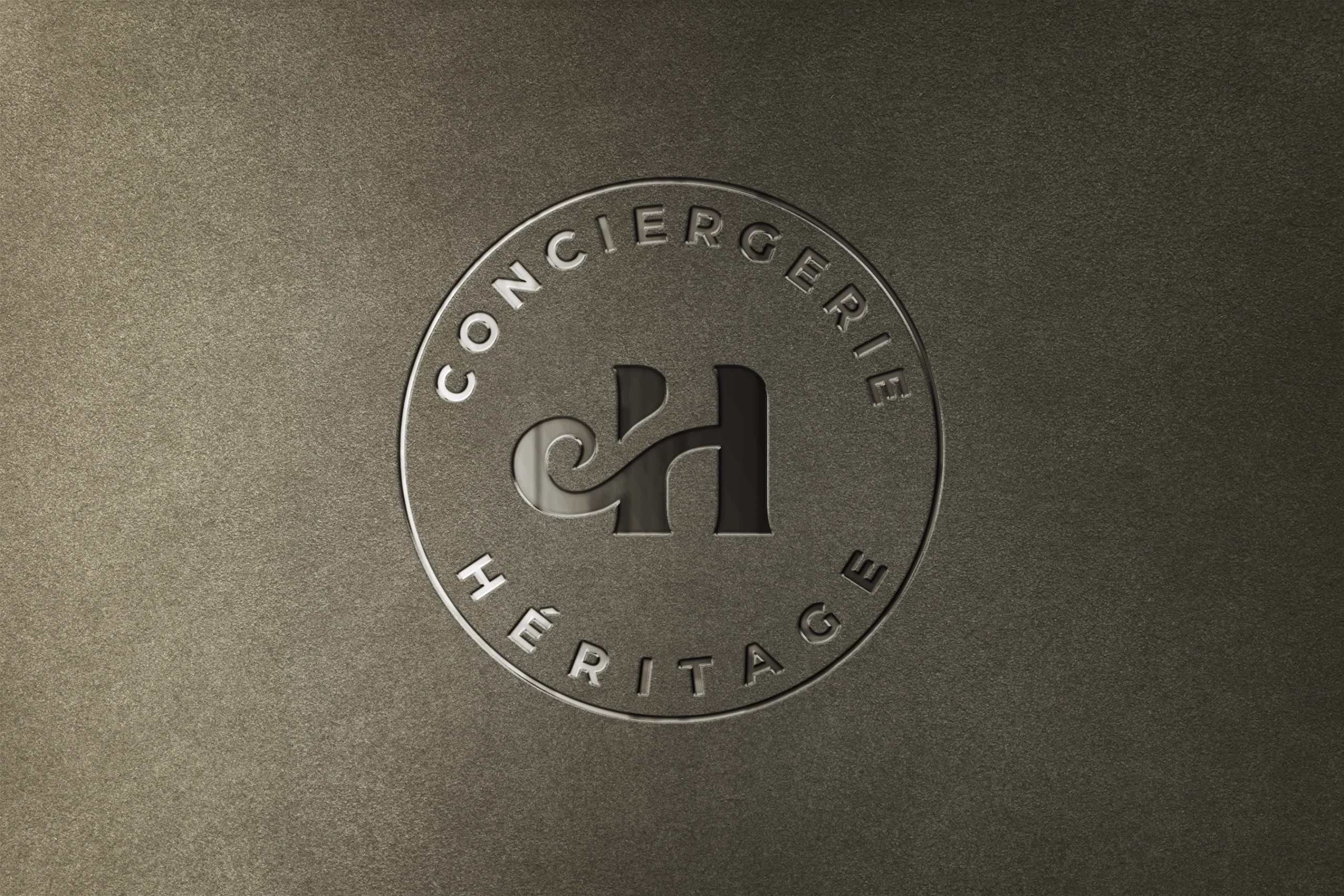 Mockup avec le logo emblème de la conciergerie Héritage