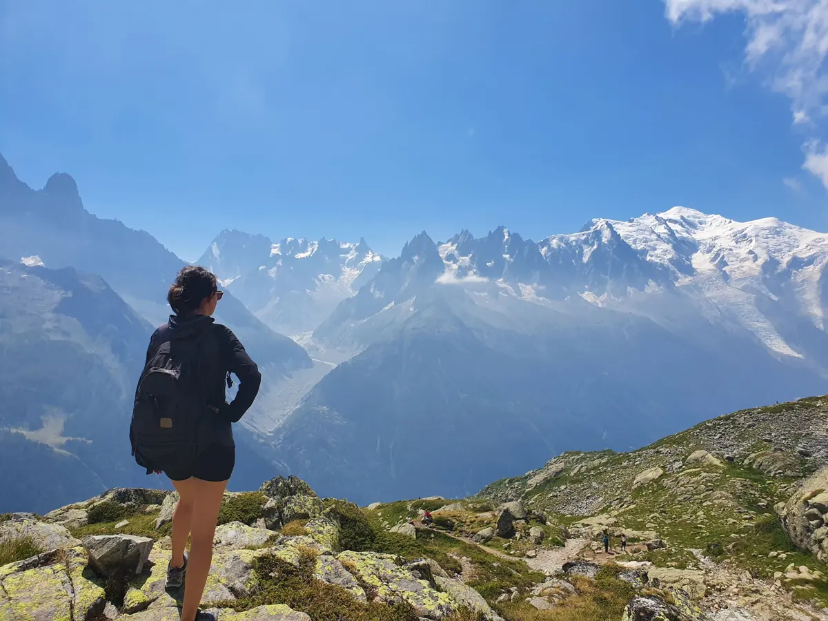 Audrey Eyraud en randonnée face au massif du Mont-Blanc